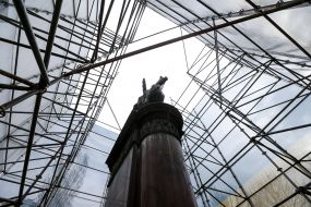 Поврежденный памятник Щорсу