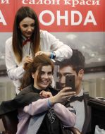 Girl doing hairstyle wedding