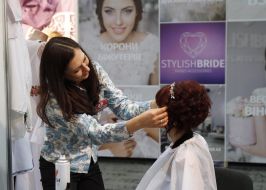 Girl doing hairstyle wedding
