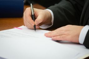 Petro Poroshenko signed document