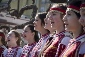 Празднование болгарского праздника "Прощание с бабой Мартой"