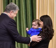 Petro Poroshenko passed the Order of the Golden Star to the widow of Andrey Kyzyl