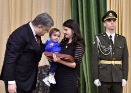 Petro Poroshenko passed the Order of the Golden Star to the widow of Andrey Kyzyl