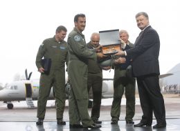 Петр Порошенко и пилоты самолета Ан-132Д