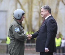 Петр Порошенко и пилоты самолета Ан-132Д