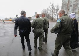 Петр Порошенко и пилоты самолета Ан-132Д