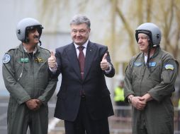 Петр Порошенко и пилоты самолета Ан-132Д