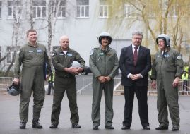 Петр Порошенко и пилоты самолета Ан-132Д
