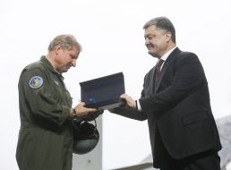 Петр Порошенко и пилоты самолета Ан-132Д