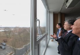 Петр Порошенко наблюдает за первым полетом Ан-132Д