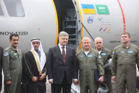 Петр Порошенко и пилоты самолета Ан-132Д