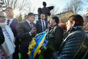Petro Poroshenko near the monument to Taras Shevchenko