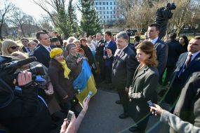 Petro Poroshenko near the monument to Taras Shevchenko