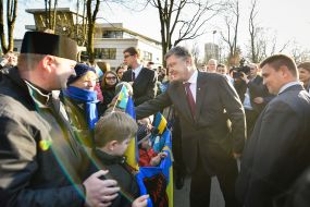 Petro Poroshenko near the monument to Taras Shevchenko