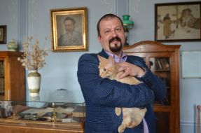 Bogdan Tyholoz with a cat
