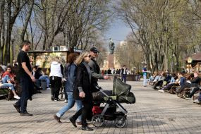 Люди отдыхают в парке Шевченко