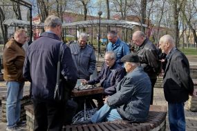 Мужчины играют в шахматы