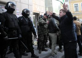 Clash between police officers and members picket