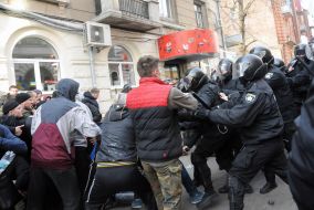 Clash between police officers and members picket