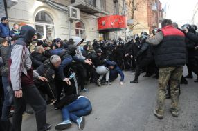 Clash between police officers and members picket