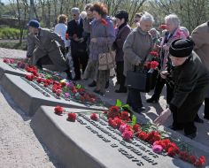 Laying flowers to the Memorial to the victims of Babi Yar