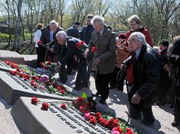 Laying flowers to the Memorial to the victims of Babi Yar