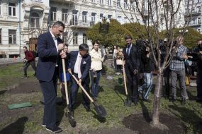 Vitaly Klitschko and Shigeki Sumi]