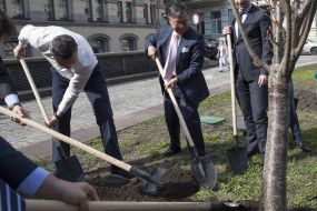 Vitaly Klitschko and Shigeki Sumi]
