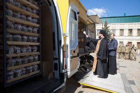 Archbishop Agapit consecrates the Easter cakes