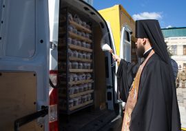 Archbishop Agapit consecrates the Easter cakes