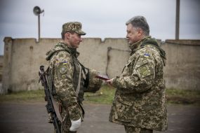 Petro Poroshenko presents the award to the serviceman
