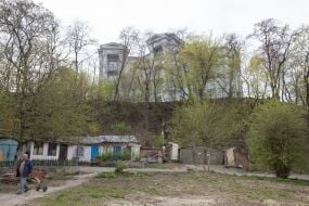 Ділянка, огороджена стрічками, на схилі Старокиївської гори