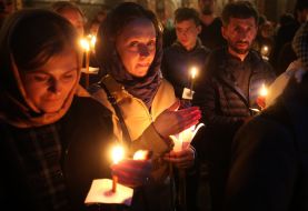 Віруючі зі свічками 