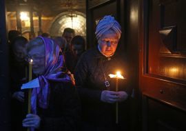 Віруючі зі свічками 