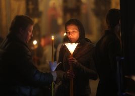 Віруючі зі свічками 