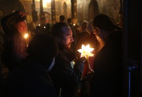 Віруючі зі свічками 