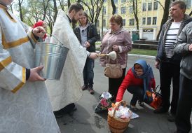 The priest consecrates Easter baskets