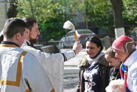 The priest consecrates Easter baskets