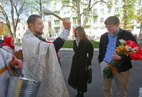 The priest consecrates Easter baskets