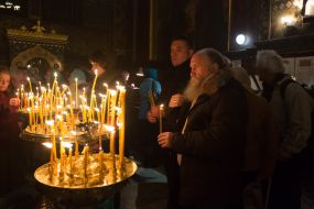 Believers put candles