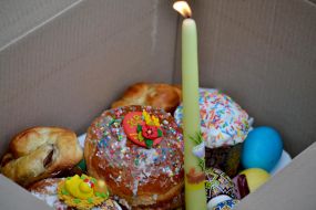 Easter cakes and eggs