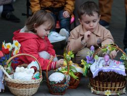 Children near the Easter baskets