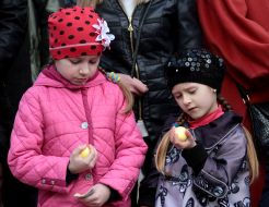 Children exchange Easter eggs