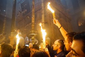 Faithful receive Holy Fire
