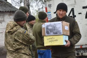 Volunteers congratulated the military on Easter