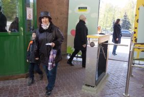 Turnstile for non-contact calculation at the entrance to the zoo