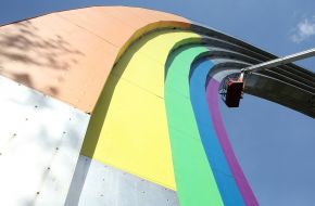 Communards pasting the Arch of Friendship of Peoples with colorful film