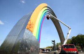 Communards pasting the Arch of Friendship of Peoples with colorful film