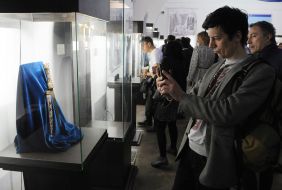 Посетитель фотографирует экспонаты