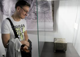 Посетитель рассматривает экспонаты 